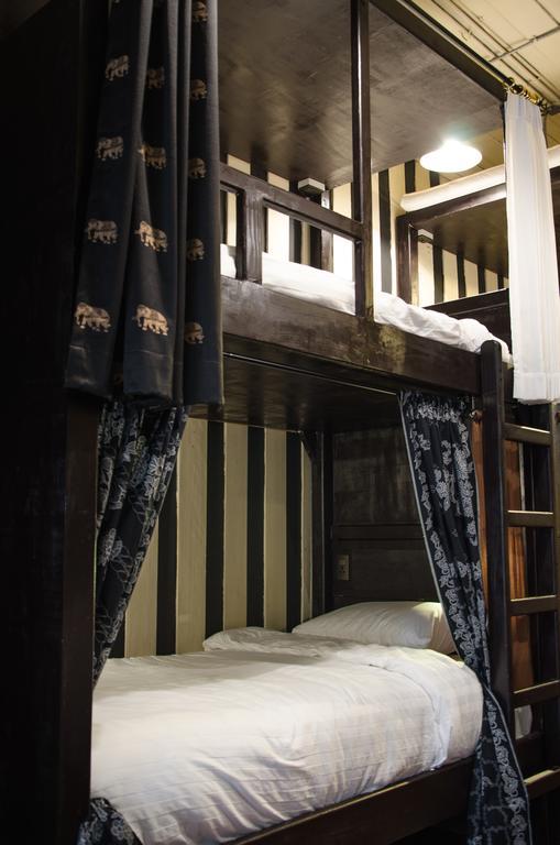 Bed And Butler Hostel Bangkok Extérieur photo