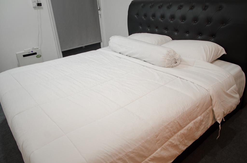 Bed And Butler Hostel Bangkok Extérieur photo