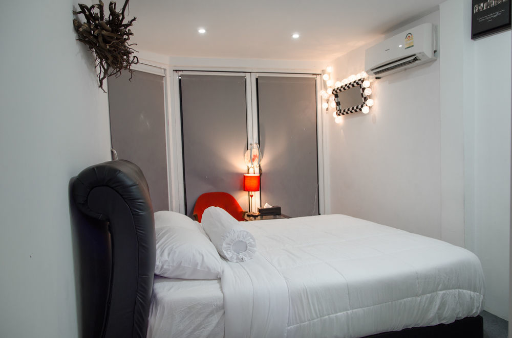 Bed And Butler Hostel Bangkok Extérieur photo