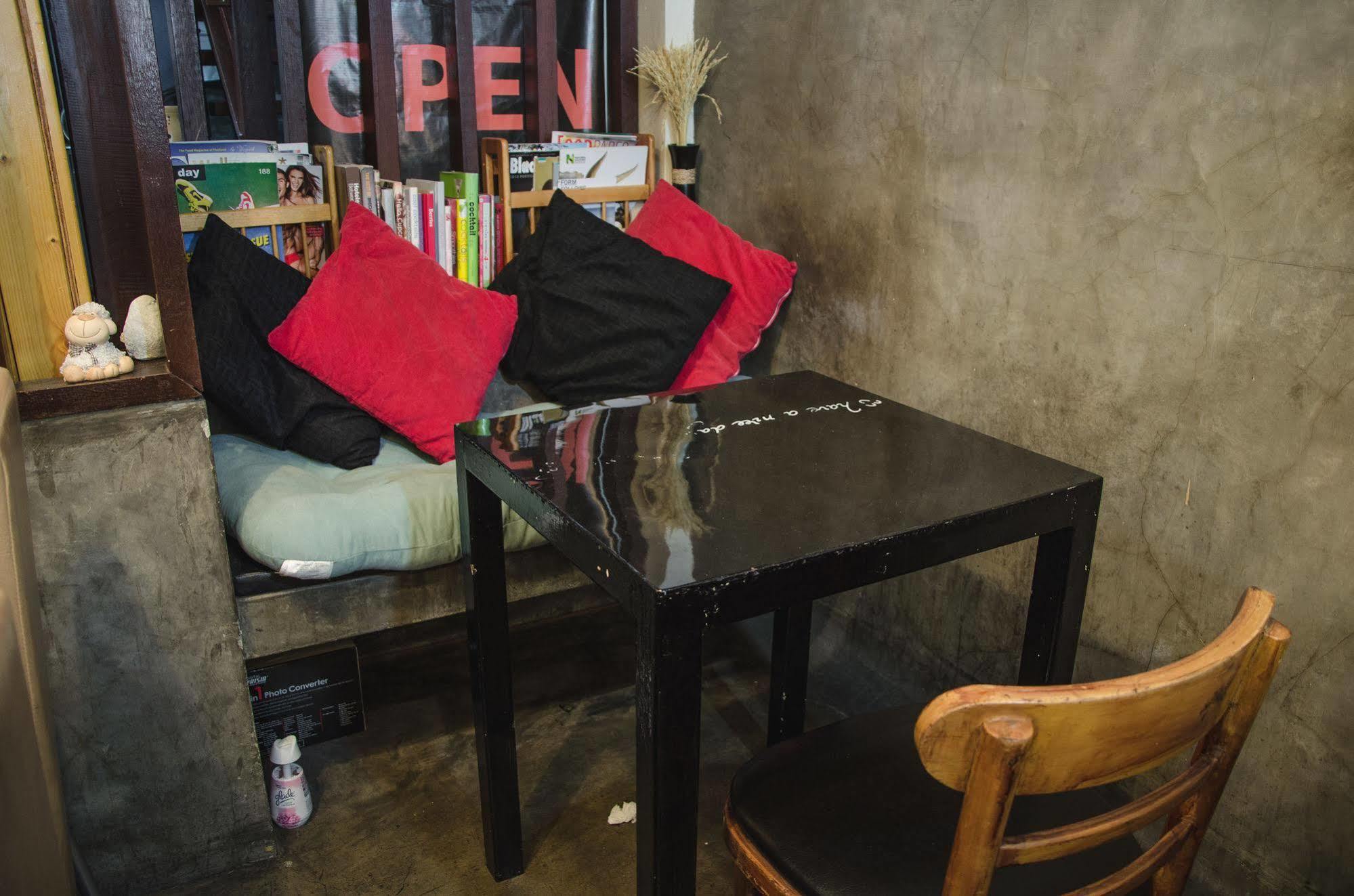 Bed And Butler Hostel Bangkok Extérieur photo
