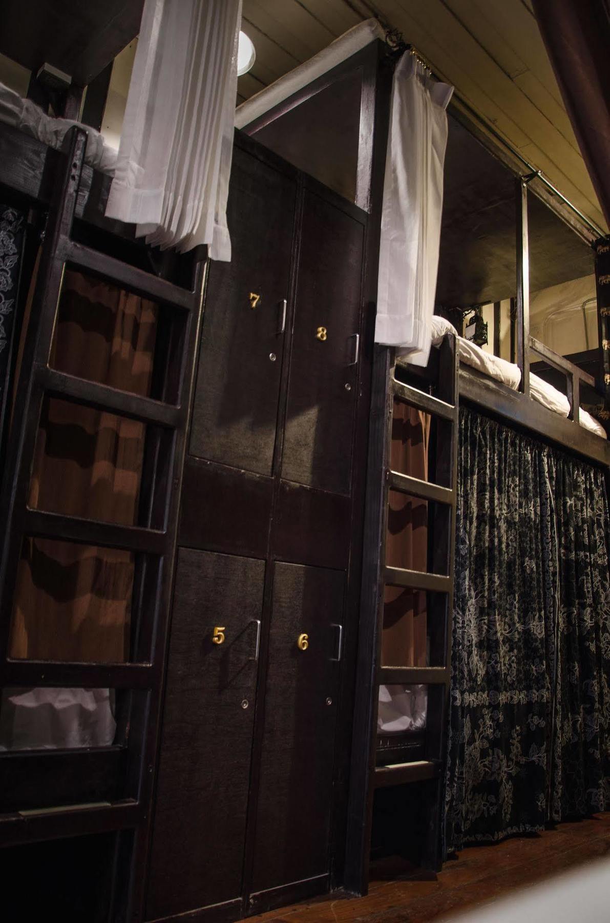 Bed And Butler Hostel Bangkok Extérieur photo