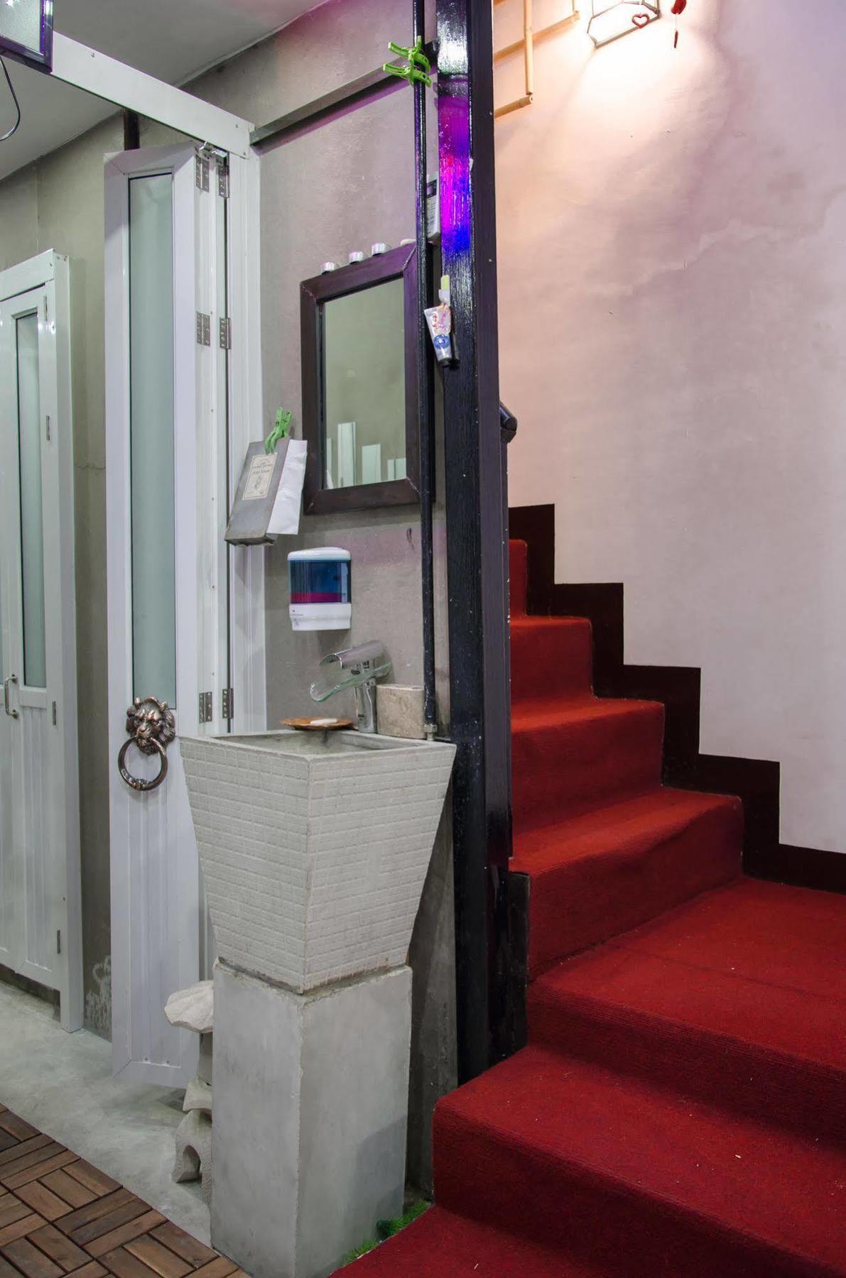 Bed And Butler Hostel Bangkok Extérieur photo