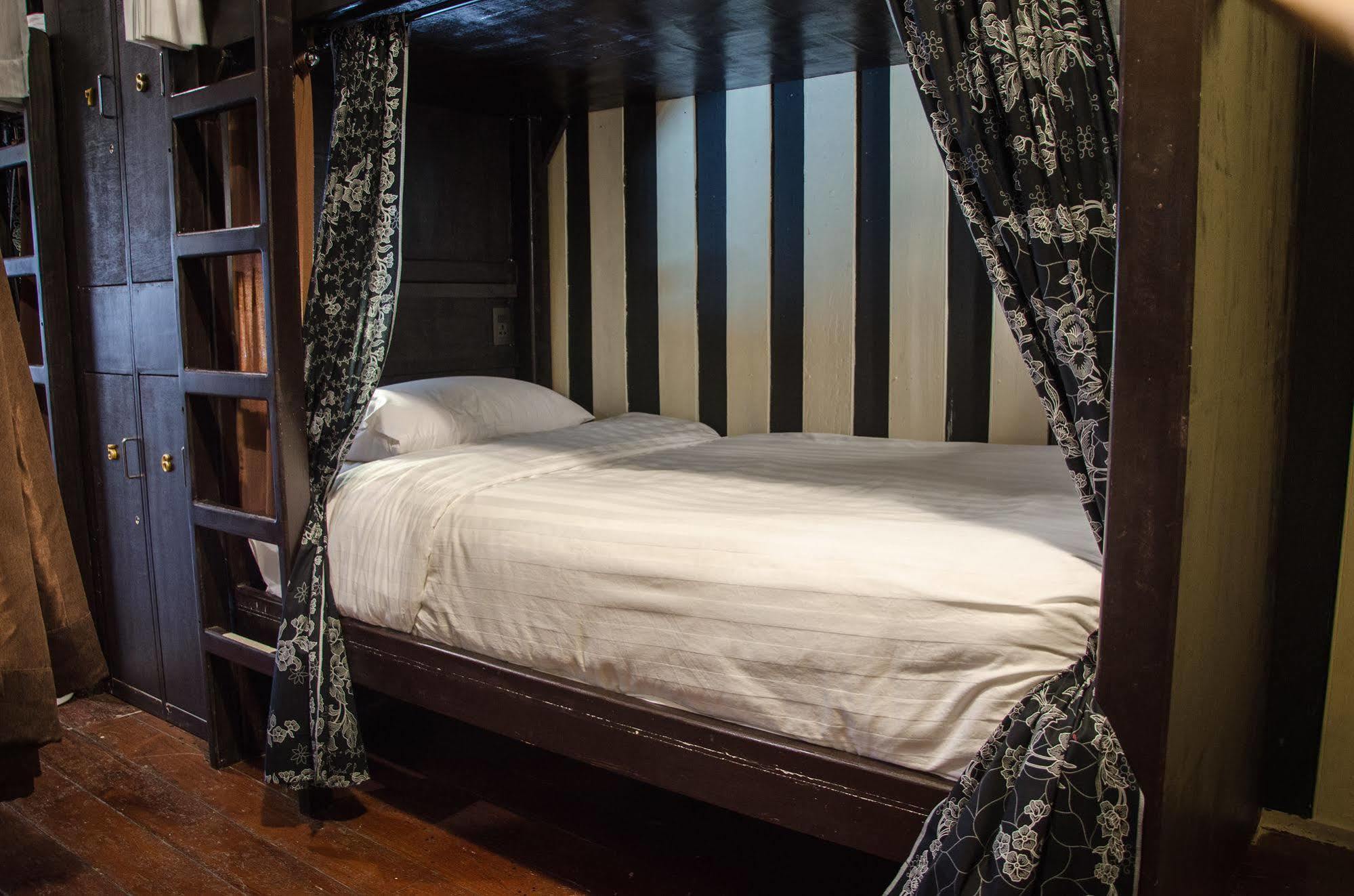 Bed And Butler Hostel Bangkok Extérieur photo
